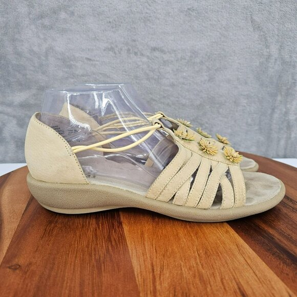 Earth Shoe Muse Sandals 10 Natural Leather Flower Embellished Open Toe Strappy - Picture 6 of 14